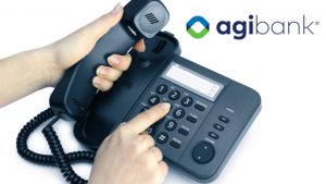 Imagem de uma mulher discando em um telefone e, ao lado direito, o logotipo do banco Agibank.