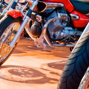Imagem com duas motos lado a lado dentro de uma concessionária de seminovos, que serão vendidas de acordo com o preço da tabela Fipe.