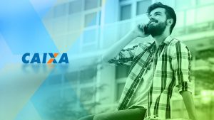 Imagem de um homem em uma ligação por telefone e, ao lado esquerdo, o logotipo da Caixa Econômica Federal.