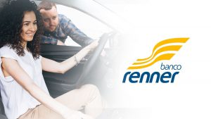 Foto de uma mulher dentro de um carro ao volante, enquanto um homem conversa com ela na janela do veículo. Do lado direito da imagem o logotipo do Banco Renner Financiamento.