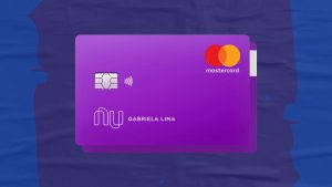 Imagem com fundo azul e, no centro da imagem, o cartão de crédito Nubank.