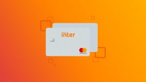 Cartão de crédito consignado do Banco Inter na cor branca, em um fundo laranja.