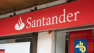 Foto da fachada de uma agência do banco Santander.