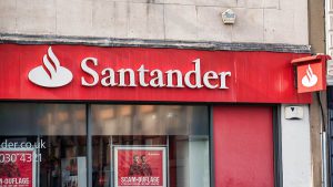 Foto de uma agência física do banco Santander.