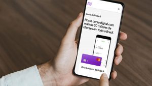 Como Guardar Dinheiro no Nubank? Na imagem está uma smartphone com o aplicativo do Nubank em aberto.