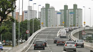 Foto de uma avenida da cidade de São Paulo e alguns carros circulando no dia de rodízio.