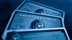 Foto de três cartões American Express Bradesco