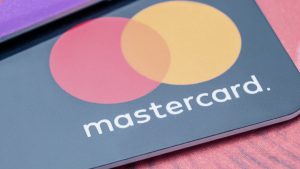 Imagem de um cartão de crédito que tem a bandeira Mastercard.