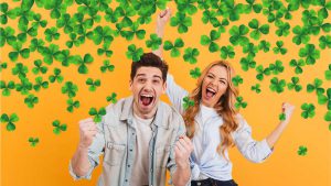Casal sorridente, comemorando, como se tivessem ganhado jogos da loteria.