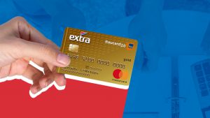 Fundo azul e vermelho com uma mão segurando o cartão extra, representando como retirar a segunda via da Fatura do cartão Extra