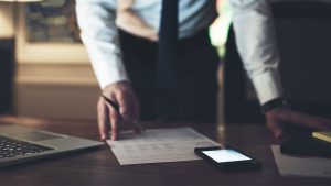 É possível investir pouco dinheiro e lucrar? Saiba como