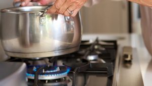 14 dicas para economizar gás em casa