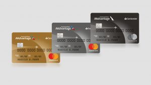 Fundo banco com 3 cartões de Crédito Santander AA: AAdvantage nas cores dourada, prata e preta.