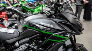 Moto Kawasaki nas cores preta e verde, em uma concessionária, representando o consócio Kawasaki.