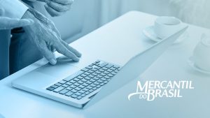 adulto em frente ao computador para descobrir o código do banco mercantil