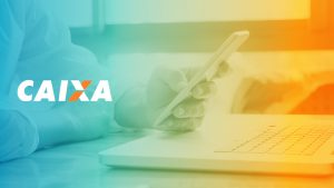 Pessoa mexendo em um celular e, ao lado esquerdo, o logotipo da Caixa Econômica Federal.