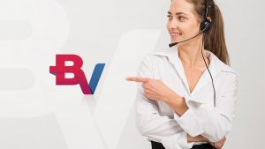Mulher jovem e sorridente, com um headset preto, apontando para o logotipo da BV Financeira.
