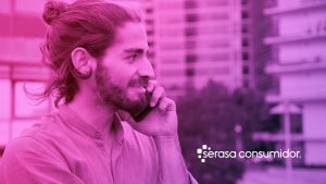 Imagem de um homem em uma ligação por telefone e, ao lado direito, o logotipo da Serasa Consumidor.