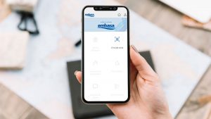 Pessoa segurando um celular, cuja tela mostra o aplicativo da Embasa.