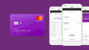 Imagem com fundo roxo. Ao centro um cartão de crédito do Nubank e ao lado do cartão um celular conectado no aplicativo do banco para rastrear o envio do cartão.