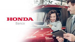 Foto de uma mulher dentro de um veículo. Ao lado o logo do Banco Honda.
