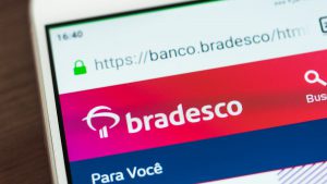 Foto da tela de um notebook no site do banco Bradesco.