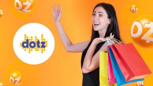 Mulher sorridente comemorando, com sacolas coloridas na mão, e ao lado esquerdo, o logotipo do programa Dotz.