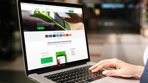 Na imagem está um notebook com a tela aberta no site, com informações sobre a Stone taxas e caracterítiscas.