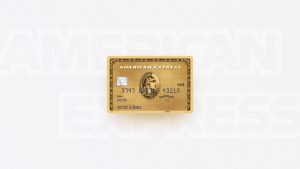 Imagem do cartão de crédito American Express Gold, na cor dourada.