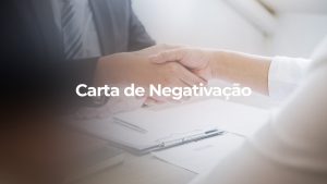 Foto de duas pessoas dando um aperto de mãos. No centro da imagem a escrita