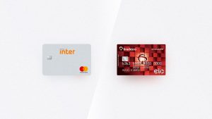 Fundo banco com dois cartões, ao lado esquerdo um branco representando o Inter, e ao direito um vermelho e preto representando o Bradesco.