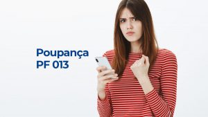 Mulher apreensiva segurando um celular e, ao lado esquerdo da imagem, a escrita