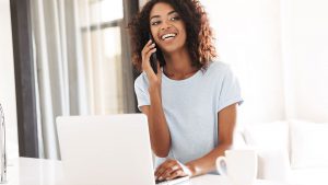 Mulher em uma ligação telefônica, como se estivesse conversando com um atendente do Banco Daycoval.