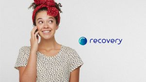 Imagem de uma mulher em uma ligação por telefone e, ao lado direito, o logotipo da empresa Recovery.
