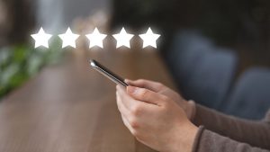 Foto de uma pessoa segurando um celular para fazer a consulta de score na Foregon.