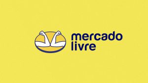 Fundo amarelo claro, com o símbolo do mercado livre, dois cotovelos se tocando, e com os dizeres mercado livre em azul.