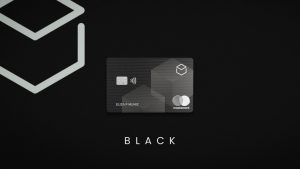 Cartão de crédito Original Black, que oferece cashback, em um fundo preto.