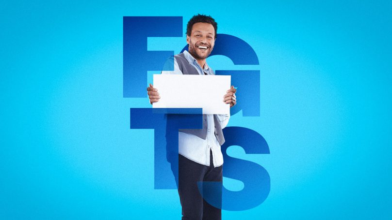 Imagem de um homem sorrindo para a câmera e em volta dele o termo