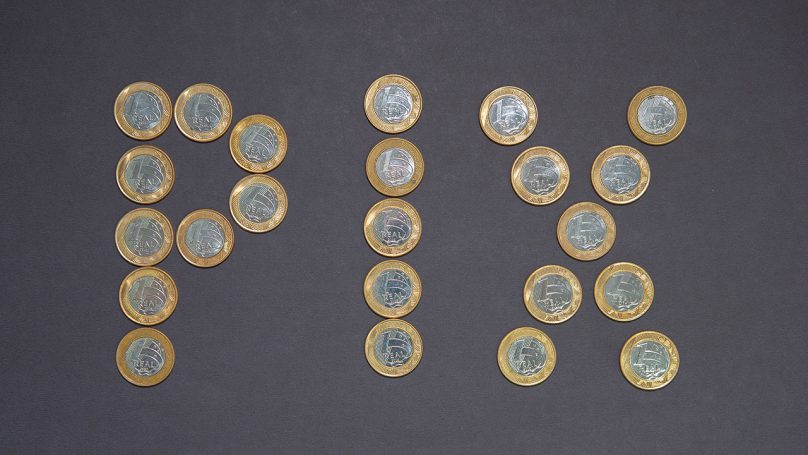 Imagens de moedas de R$ 1 em um fundo preto, formando a palavra