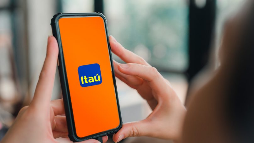tela de celular com logotipo do banco Itaú
