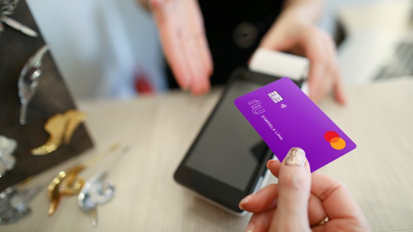 Nubank lança novo cartão de crédito para clientes com nome negativado ou  com score baixo