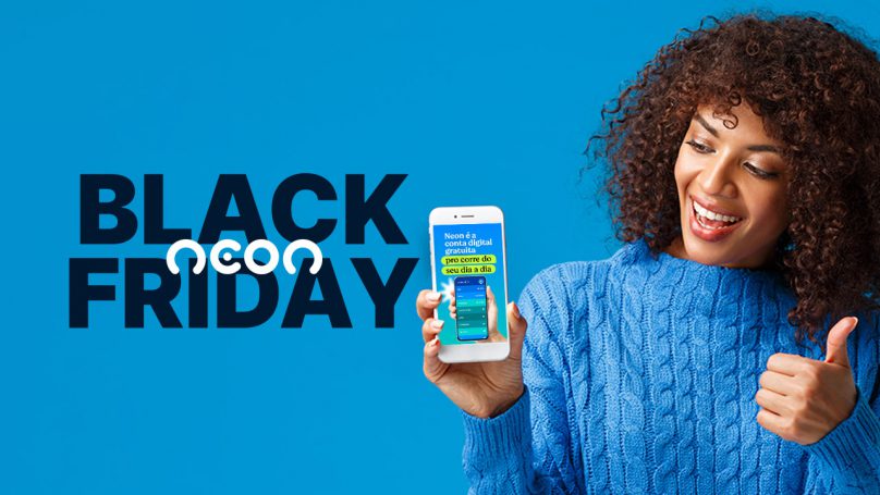 A conta digital Neon Black Friday está aberta em celular com uma mulher segurando e fazendo o sinal de positivo com o dedo polegar.