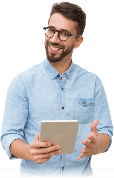 Homem sorridente, segurando um tablet e olhando para a câmera