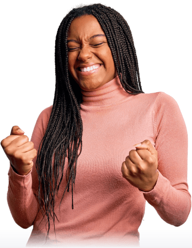 Mulher sorridente, com os olhos e mãos fechadas, como se estivesse comemorando