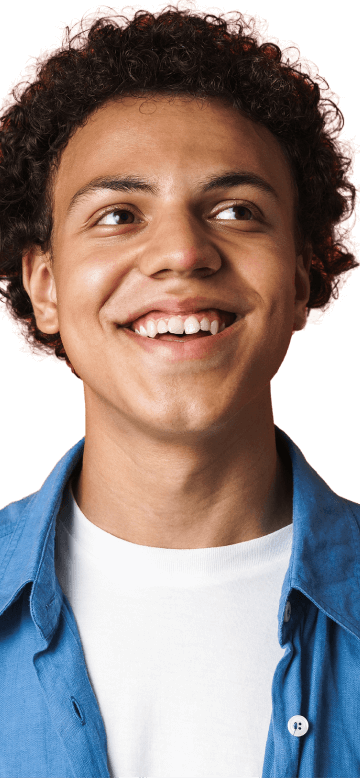 Homem jovem sorrindo e olhando para cima