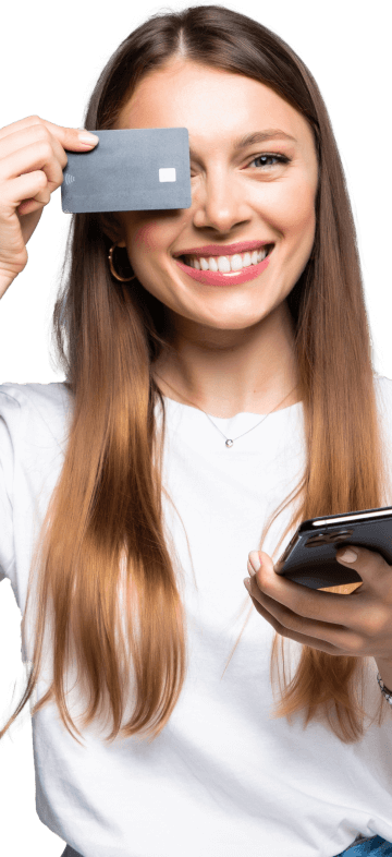 Mulher jovem mostrando cartão de credito na altura do rosto